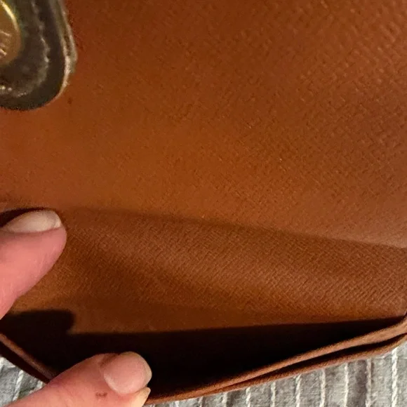 Louis Vuitton Monogram Canvas Kisslock Trifold Wallet. - Picture 5 of 10